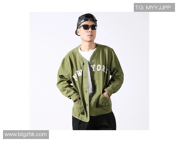 足球球星潮流新风尚冲锋衣搭配紧身裤展现运动与时尚完美融合